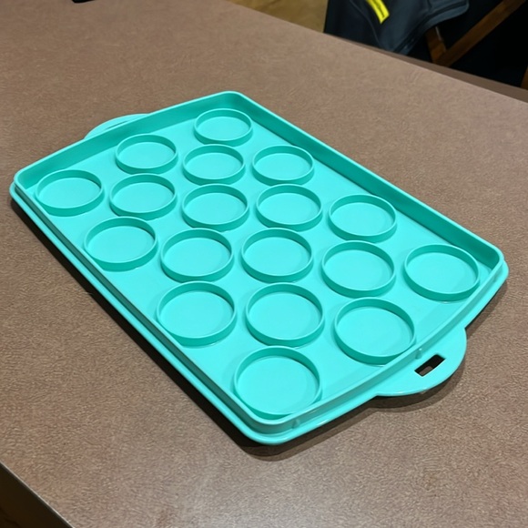 Tupperware Cupcake Carrier - Picture 3 of 3